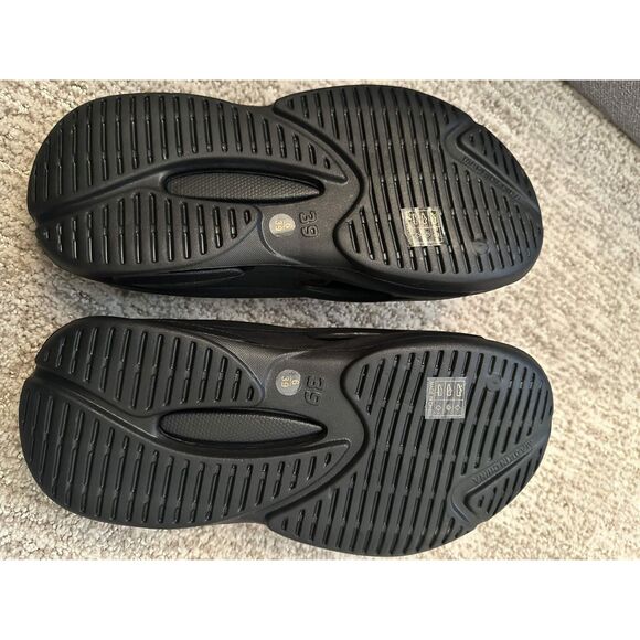 PrettyLittleThing Black Cut Out Rubber Ribbed Sole Sliders US 8/UK 6 NWT - Picture 4 of 6